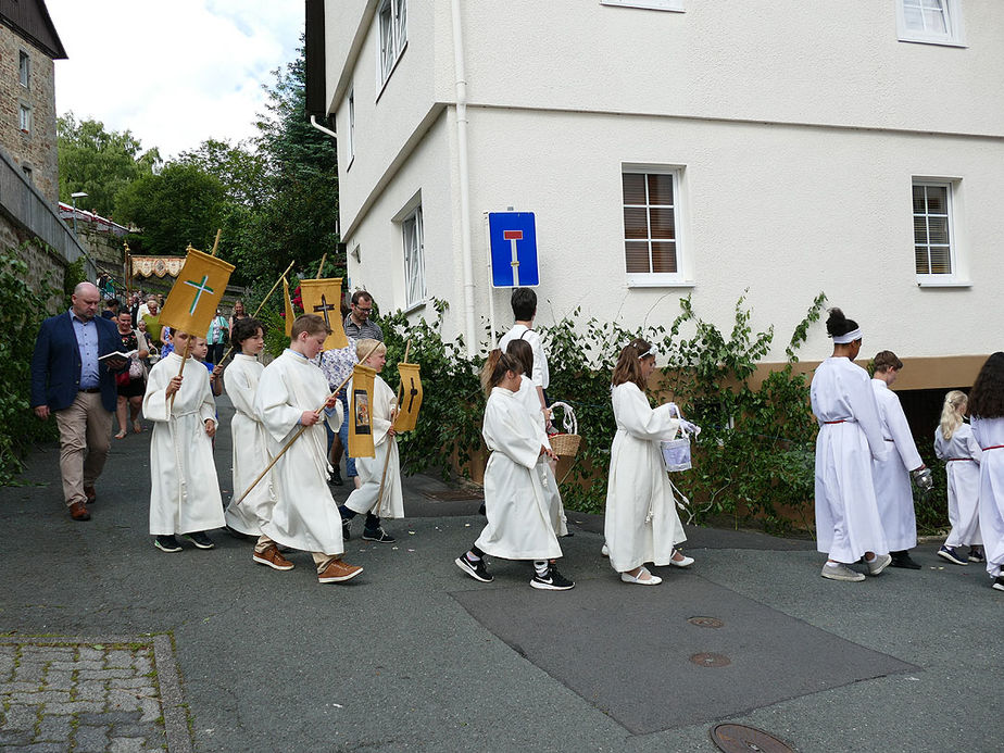 Fronleichnamsprozession durch die Straßen von Naumburg (Foto: Karl-Franz Thiede)